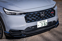 「RS」エンブレムを添えた専用デザインのフロントグリルと、バンパー下部のダーククロームモールディングが目を引く「ヴェゼルe：HEV RS」のフロントマスク。スポーティーなルックスも特徴といえる。