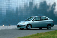 複雑で先進的なパワーユニットを搭載しながらも、現実的な価格設定で登場した初代「プリウス」は、メーカーの予想を上回る販売を記録した。