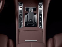 センターコンソールには、走行モードのセレクターやウィンドウの開閉スイッチが整然と並ぶ。