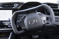 ステアリングは左右それぞれ200°までしか回らない。大きなカーブでも交差点でも持ち替えなしで曲がれるのは気持ちがいい。