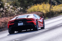 中低速域での回頭性を高めるために「ウラカンEVO」には、後輪を前輪とは逆の方向に切る四輪操舵システムが搭載されている。逆位相の角度は最大0.5度、同位相は同1度になるという。