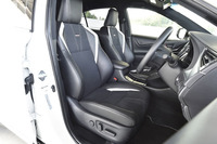 「ハリアー エレガンス“GRスポーツ”」のシート。乗員のホールド性のほか、疲れにくさについても配慮されている。