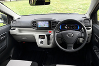 インテリアについては、各部の質感向上に加え、ステアリングホイールやペダルの位置の見直しにより、ドライビングポジションの改善も図られている。写真は最上級グレード「G“SA III”」のもの。