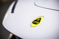 ロータスは2017年に中国の吉利（ジーリー）傘下となり、世界一ハードコアでスパルタンなスポーツカーメーカーからの脱却を図っている。将来的には100％EVブランドを目指しているという。