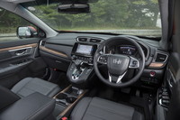 キャビンは左右、そして天地方向ともに広々としたもの。随所にウッド模様がプリントされたトリムが配されている。