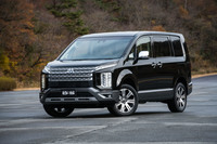 改良版「デリカD：5」のデザインコンセプトは「TOUGH TO BE GENTLE（タフ・トゥ・ビー・ジェントル）」。従来の力強いイメージに加えて、上質感の向上を図っている。