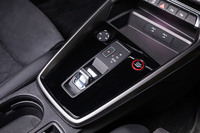 トランスミッションは「Sトロニック」と呼ばれる7段DCT。最新世代のアウディ車に共通するコンパクトなレバー型シフトセレクターを「RS 3セダン」でも採用している。