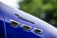 「グレカーレ」にはマイルドハイブリッドモデルの「GT」「モデナ」、そして高性能モデルの「トロフェオ」がラインナップされる。今回は3グレードのうち、中間に位置する右ハンドル仕様のモデナに試乗した。車両本体価格は1114万円。