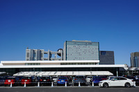 東京・お台場地域にある「BMWグループ東京ベイ」。この方向からだと後ろにフジテレビの社屋が見える。