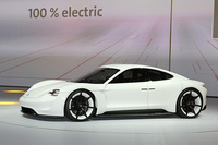 ポルシェ初の量産EVとして開発が進められている「ミッションE」。前後アクスルにそれぞれモーターを備えており、600ps以上のシステム出力を誇る。