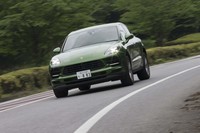 「マカン」の駆動方式は4WDのみ。オプションでエアサスペンションが選択できる。