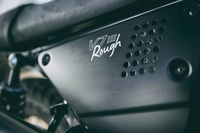 サイドカバーに施された「V7 III Rough」のロゴ。同車は標準モデルとは異なるスタイルが魅力の特別仕様車として、2019年5月に導入された。