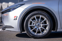 「フィネッサHB01」のサイドウォール。「BRIDGESTONE」のロゴやタイヤサイズを示す文字が、立体的に浮かび上がるようなデザインを採用している。フィネッサHB01はタイヤラベリング制度において、全サイズが低燃費タイヤに認定されている。