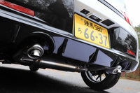 ディフューザー形状のリアバンパーは「GRスポーツ」の専用装備。マフラーはノーマルのままだが、やはりエキゾーストサウンドには一工夫欲しかった。