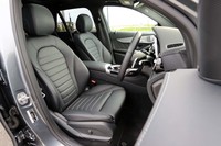 車名に本革仕様とあるとおり、レザーシートを標準装備する。写真のブラックのほか、ボディーカラーに合わせる形でブラックとレッドのコンビカラーも用意されている。