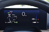 メーター部分の液晶パネルは8.8インチサイズ。左側の表示は「安全運転支援情報」や「信号情報活用運転支援システム」「オーディオ」などいくつかのメニューから選択できる。写真は「航続可能距離／平均電費」の表示。