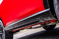 「ヴェゼル」用のサイドロアーガーニッシュ。写真の「ベルリナブラック」は左右セットで3万5200円。ほかに「プラチナホワイト・パール」や「プレミアムクリスタルレッド・メタリック」など、外板色に合わせたカラーも3万8500円でラインナップしている。