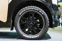 タフ系デザインの「デリカミニ」にはブロックタイヤがよく似合う。実際に悪路に行かなくとも、やってみたいカスタムだ。