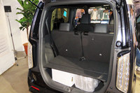 従来モデルより大幅に低床化された荷室。積載性のよさや、後席をたたんだときにフラットな床面が得られることを考慮し、フロアボードの高さは730mmに設定されている。