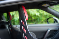 シートのフレームはこんなにも薄い。これにパッドを貼り付けただけのような構造ながら、座り心地が素晴らしい。