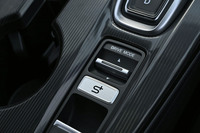 ドライブモードセレクターの後方に「ホンダS＋シフト」スイッチを配置。「プレリュード」の同スイッチは丸型だったが、「シビック」では長方形にデザインされている。