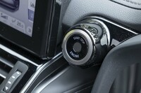 トヨタ車では初採用の指紋認証式スタートスイッチ。駐車時に車内に侵入されたり車両が持ち上げられたりした場合のアラームも備えている。