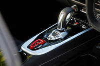 スタート／ストップスイッチにはランボルギーニのような赤いカバーが備わっている。シフトレバーでのマニュアル変速は右に倒してギアアップ、左に倒してギアダウンの珍しいタイプ。