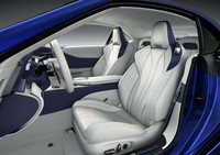 シートは、肩口のキルティング加工やパーフォレーションが特徴。