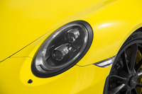 ヘッドライトはバイキセノンが標準。写真のように、ブラックのLEDタイプをオプション選択することもできる（欧州仕様の場合）。