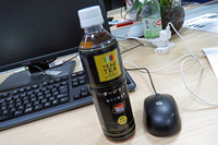 450mlの伊藤園の紅茶。「バイパー」で荻窪から新宿まで走ると、このペットボトル3本分のハイオクガソリンが消えてなくなる。