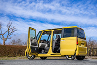 パワースライドドアには、ホンダの軽自動車として初めてリモコンキーのロックボタンを押しておけばクローズ後に自動でドアが施錠される予約ロック機能が追加された。従来型で右にオフセットされていたテールゲートオープナーは、中央に配置され高さを70mm低めている。