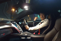 久しぶりに乗った2代目「NSX」は相変わらず視界がものすごく良かった。しかも「タイプS」であっても、乗り心地は実にカイテキ。試乗車のシートは、エボニー色のセミアニリンレザーとアルカンターラのコンビネーション表皮で仕立てられていた。