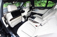 テスト車にはリアシートのベンチレーションやヒーティング、バックレストやクッションなどの電動調整、リアシートエンターテインメントエクスペリエンスなどからなる「リアコンフォートパッケージ」がオプション装備されていた。