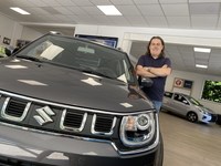 ジャンニさんと「スズキ・イグニス」。彼の気さくな人柄から、散歩がてらにふらっと立ち寄るお客が絶えない。