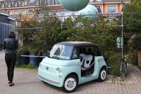 デザインウイーク中、トルトーナ地区の展示施設「オピフィチョ31」で。「ドルチェ・ヴィータ」と称する左右ドアなし仕様である。