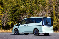 今回の試乗車は、マイナーチェンジに合わせて新設定された4万9500円の有償特別塗装色「アクアミント」をまとっていた。