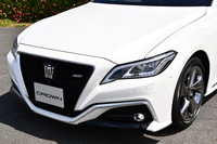 永福氏いわく「鼻が溶けて垂れてしまったように見える」というRS系のグレードのフロントマスク。明照寺氏も「グリルやランプを受け止めきれていない」とのこと。（写真＝田村 弥）