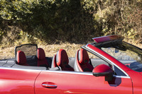 フロントウィンドウ上部のウインドディフレクターと後席背後のドラフトストップを上げてみる（2つセットで「エアキャップ」と呼ぶ）。ないほうがスマートなのは確かだが、キャビンへの風の巻き込みを大幅に低減できる。