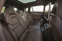 定員3人のリアシート。ただし、中央席は小ぶりで、その前方にはセンターコンソールが張り出している。独立式の2人掛けシートもオプション設定される。