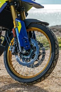 タイヤサイズは前が90/90-21、後ろが150/70R17。タイヤの銘柄は「ダンロップ・トレイルマックス ミックスツアー」だが、グラベルでの性能を高めるべく、内部構造だけでなくトレッドパターンも専用設計となっている。