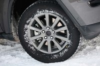 「グランドチェロキー トレイルホーク」専用の18インチアルミホイール。タイヤはグッドイヤーの「グッドイヤー・アイスナビSUV」が組み合わされていた。