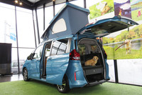 「フリード＋DOG LOVER」はホンダアクセスとホワイトハウスが共同開発した、愛犬家向けのキャンピングカーである。