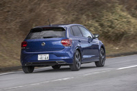 「ゴルフ」や「パサート」などといった上級モデルと同じ「MQB」プラットフォームを使用する「ポロ」。サスペンション形式は前マクファーソンストラット、後ろトレーリングアームで、ボディーや足まわりの剛性感が高い、いかにもドイツ車的な走りをみせた。