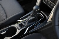 トランスミッションはトヨタのハイブリッド車ではおなじみの電気式CVT。本革巻きのシフトセレクターにはサテン調のアクセントが加えられる。