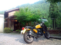 奥多摩ツーリングでよく立ち寄るパン屋さん「たなごころ」。天然酵母のパンはその場でいただくこともできます。うーん、ステキ。