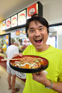 高速道路の専門家だからといって、SAPAの食べ物に詳しいわけではない。（写真＝池之平昌信）