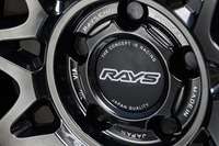 ブランドロゴのほか「JAPAN QUALITY」「MADE IN JAPAN」などのワードが並ぶ、レイズのホイールのセンター。高品質への自信が伝わってくる。