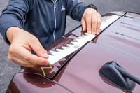 一辺30mmの正三角形をならべた白い特製シェブロンは、マグネット式となるテスト用の非売品。装着の有無で「ホンダN-BOX」の“実効空力”がどのように変化するかを体感するテストも行った。