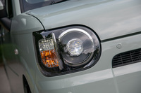 「ミラ トコット」には、マニュアルレベリング機能付きのLEDヘッドランプが全車に標準装備される。