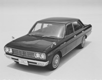 1968年にマイナーチェンジを受けた「セドリック」。スクエアな印象のマスクは、1971年に登場する次世代の230型に受け継がれた。この角度からはわかりにくいが、リアフェンダーのラインも直線的に修正されている。